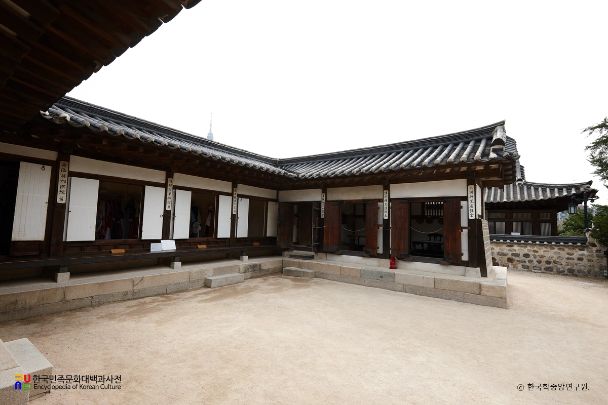 서울 제기동 해풍부원군 윤택영 재실 안채 마당