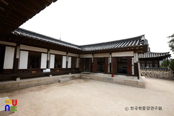 서울 제기동 해풍부원군 윤택영 재실 안채 마당
