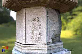 장흥 보림사 보조선사탑 탑신에 조각된 사천왕상