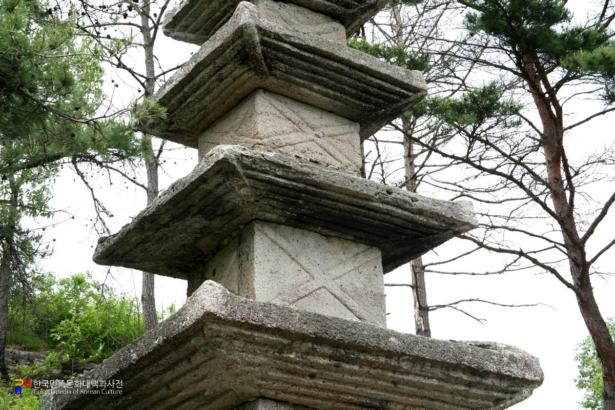 화순 운주사 거북바위 교차문 칠층석탑