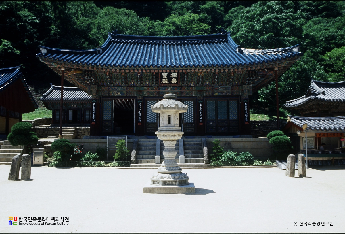 신흥사 극락보전