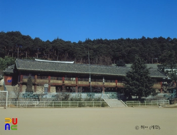 강릉향교 중 명륜당 정측면