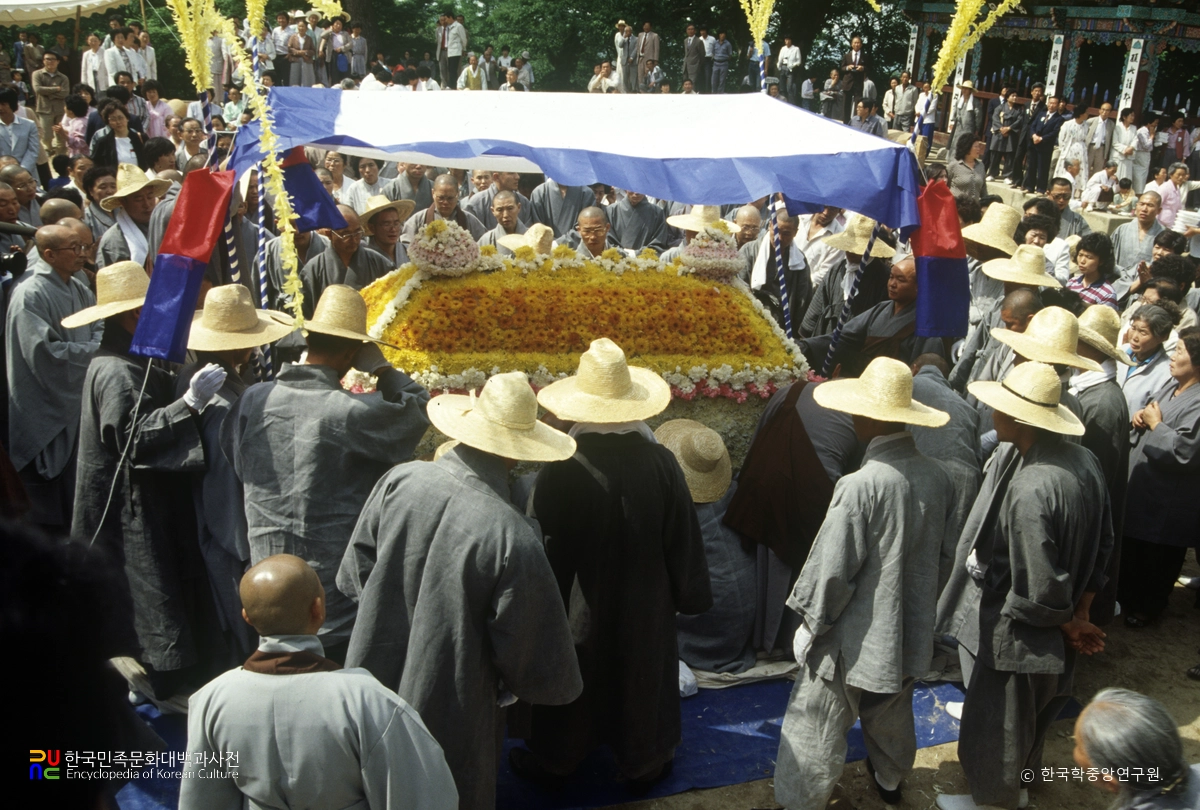 혜암대선사 덕숭총림장 / 관을 상여에 메는 모습