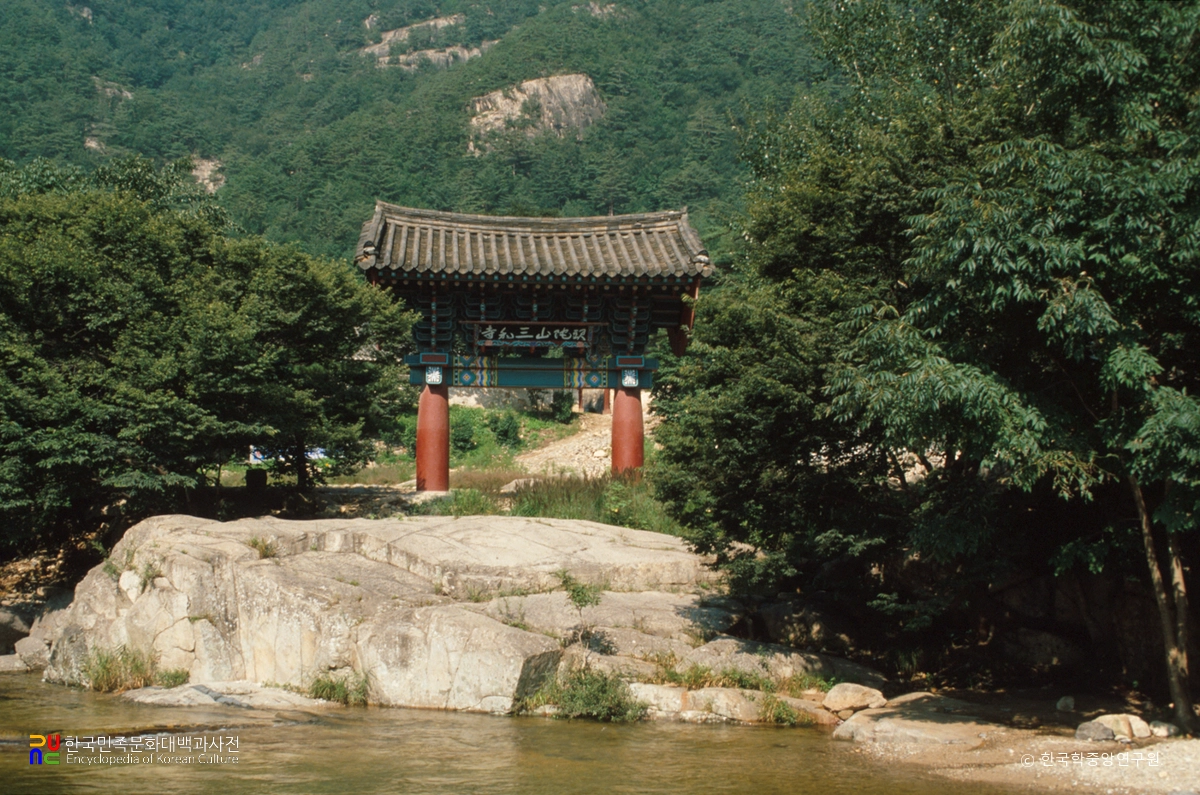 동해 삼화사 일주문