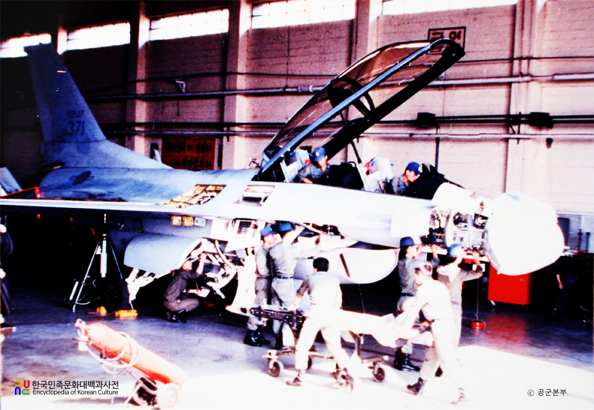 기체 정비를 하는 공군 정비사