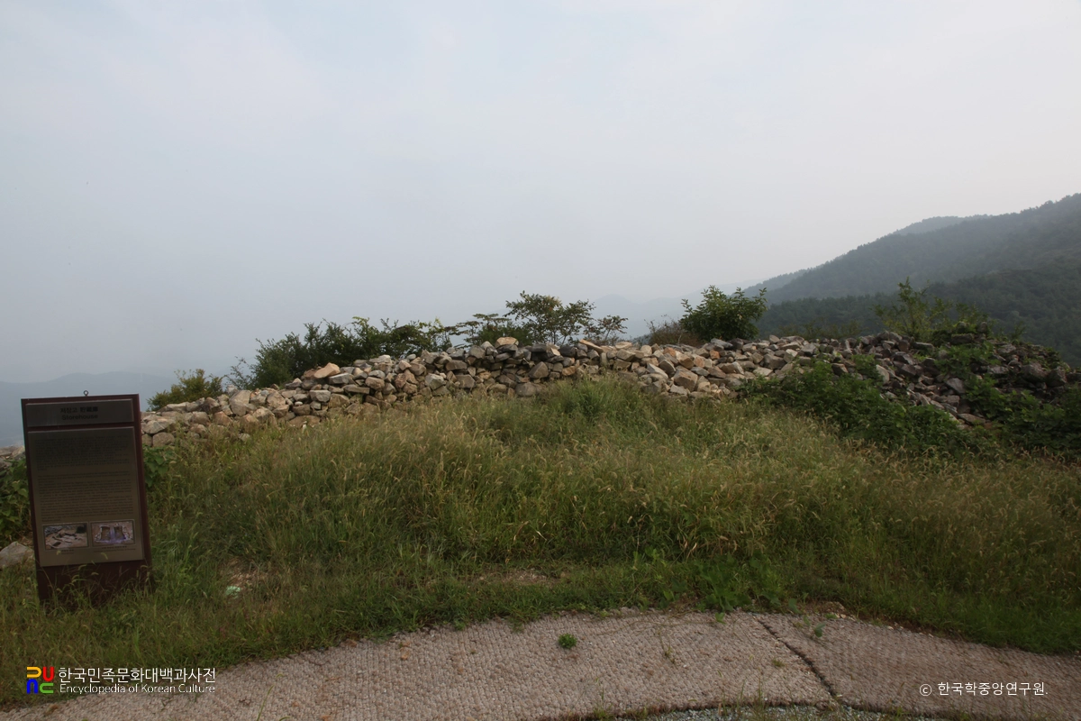 거제 둔덕기성 중 저장고터 정면