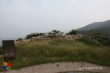 거제 둔덕기성 중 저장고터 정면