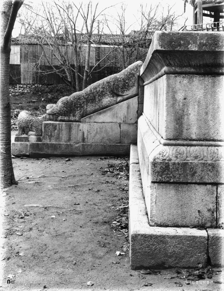 서울 경복궁 중 집옥재의 돌계단 좌측면