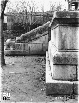 서울 경복궁 중 집옥재의 돌계단 좌측면