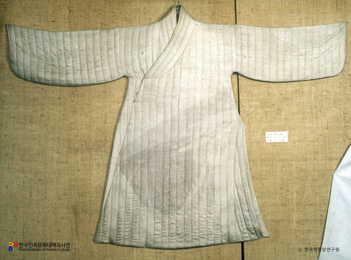 중원 김위 묘 출토유물  명주누비창의