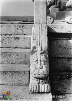 서울 경복궁 근정전 월대 소맷돌 정면