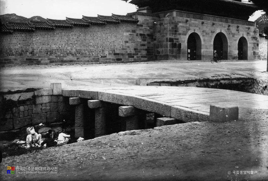 서울 광화문 앞 석교 정측면