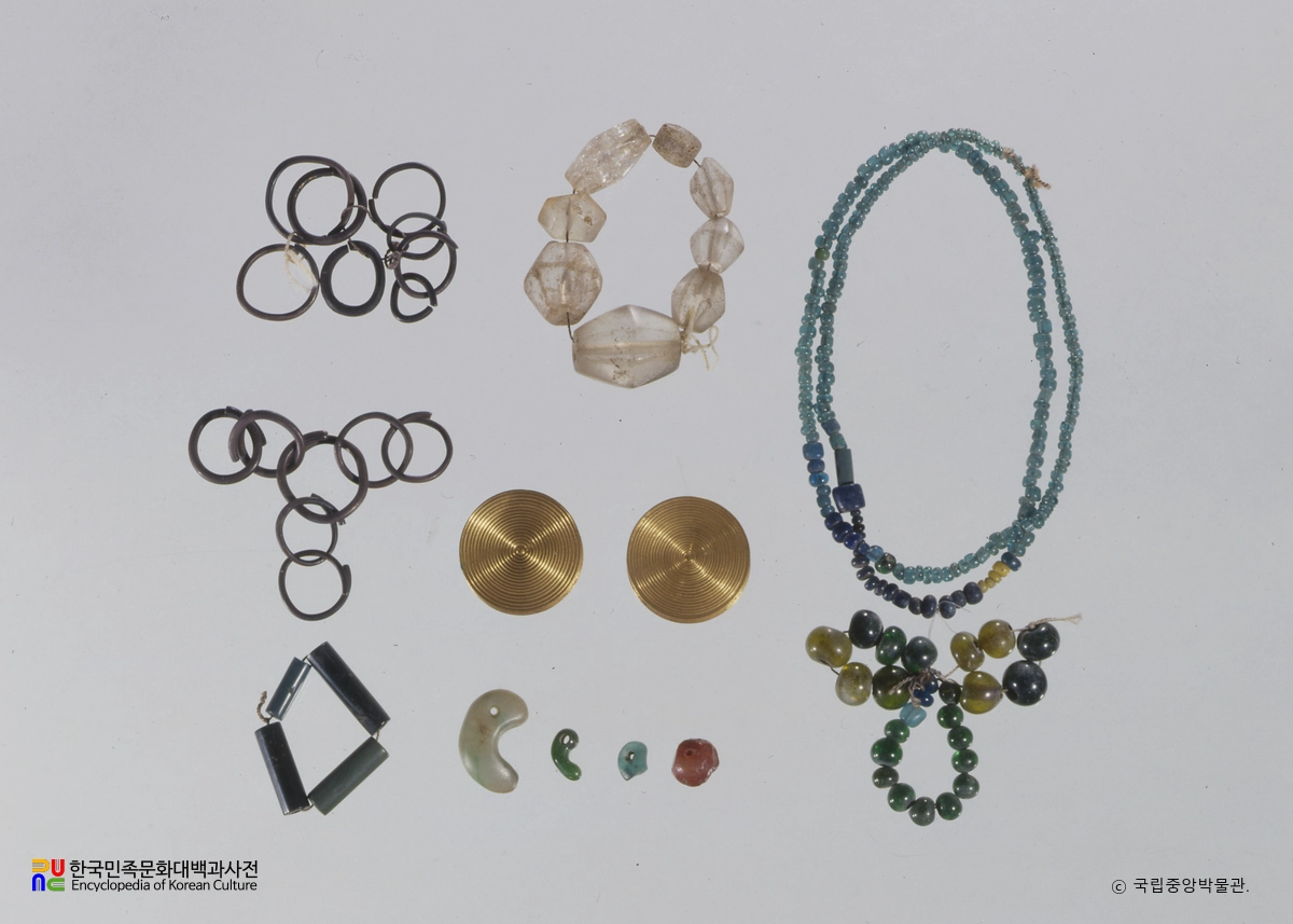 칠곡 송림사 오층전탑 사리장엄구 중 청자 상감원형 합 내부 유물