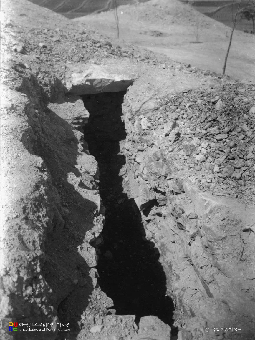 대구 대명동 충령탑 북측 사면 고분 발굴모습