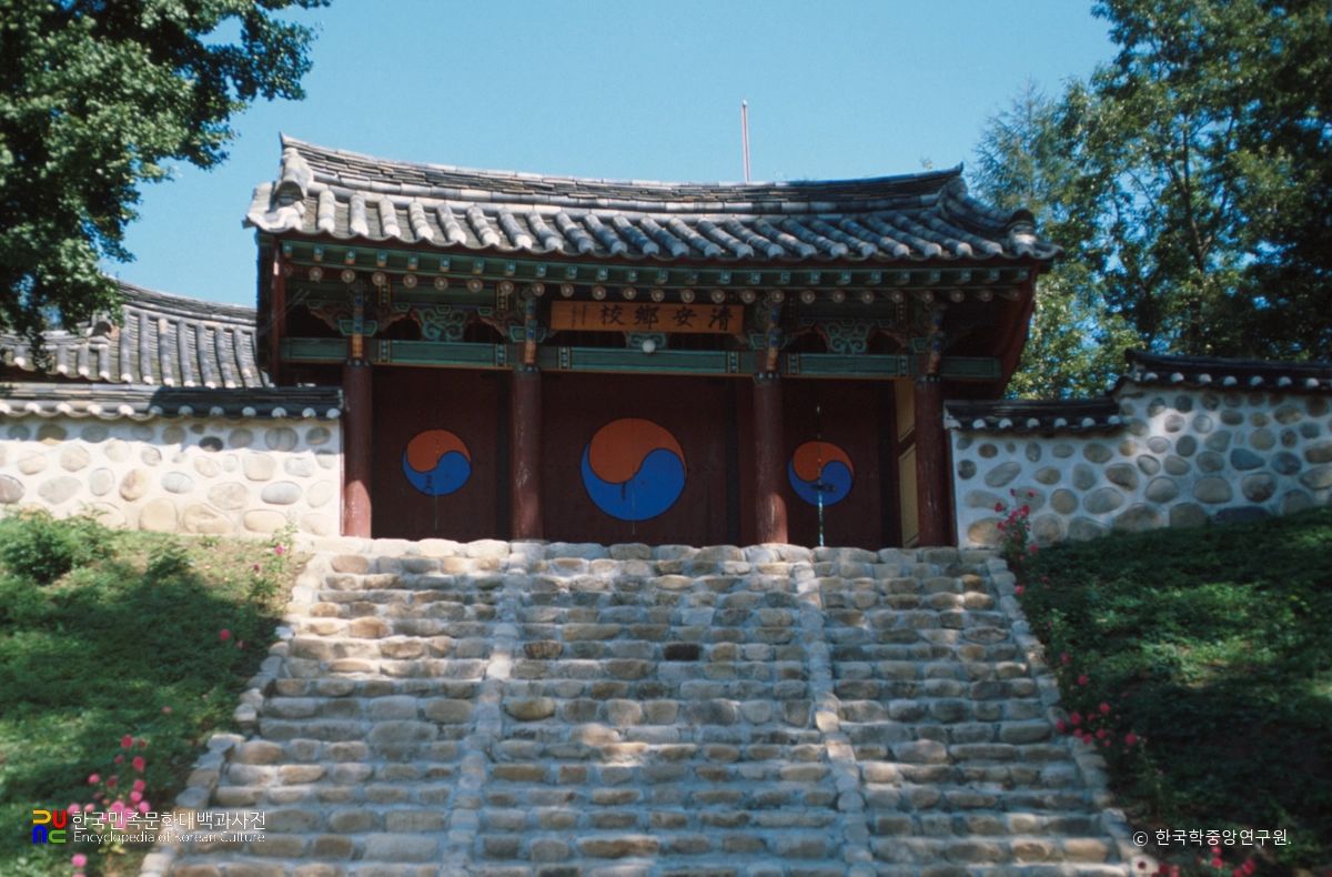 괴산 청안향교 중 외삼문 정측면