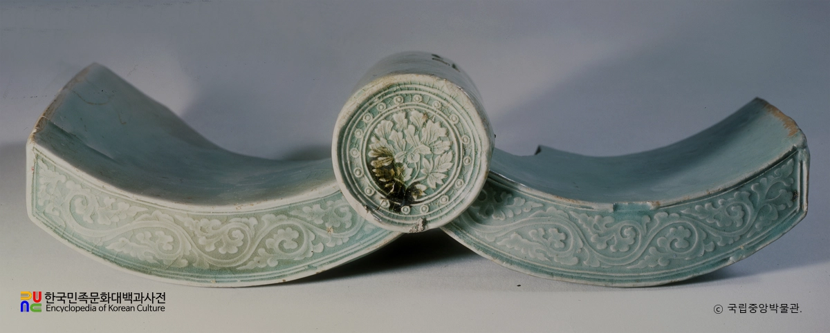 청자양각당초문암막새기와/모란문수막새기와