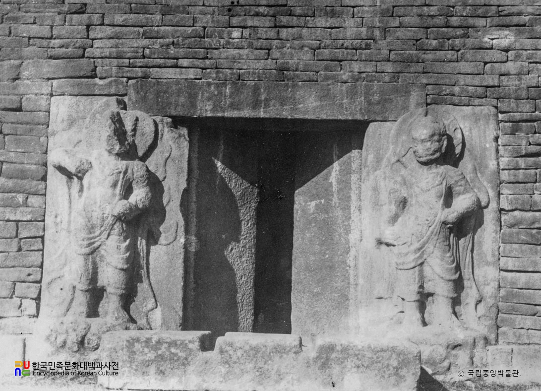 경주 분황사 모전석탑의 남쪽 인왕상 보수 후 정면