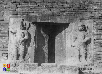 경주 분황사 모전석탑의 남쪽 인왕상 보수 후 정면