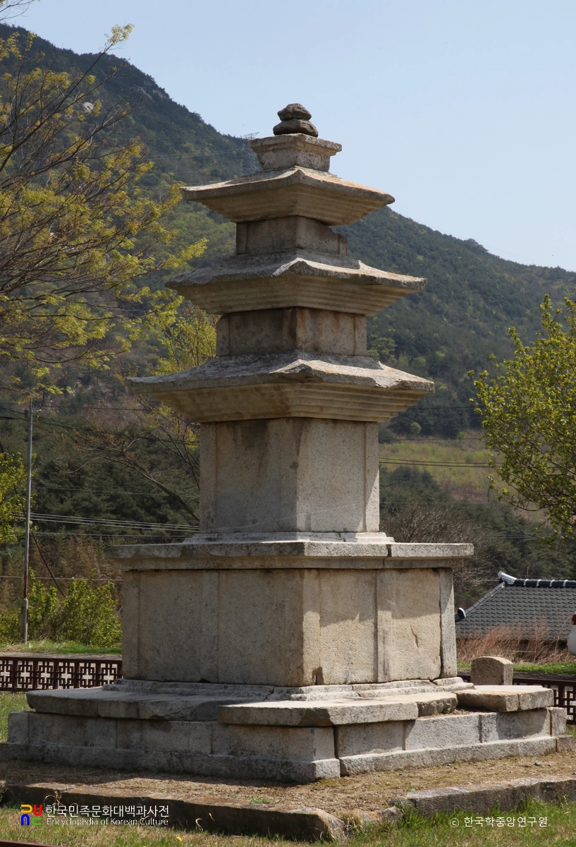 산청 단속사지 서 삼층석탑 후측면