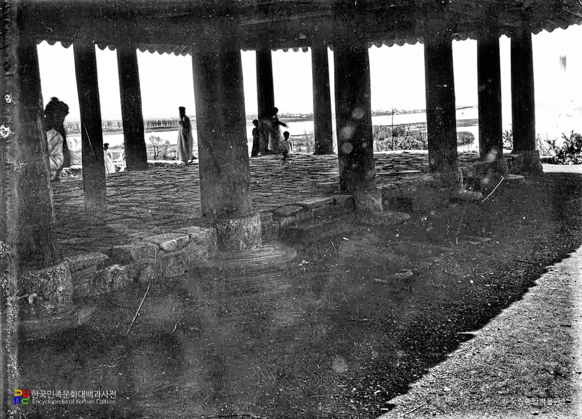 평양 부벽루 내부