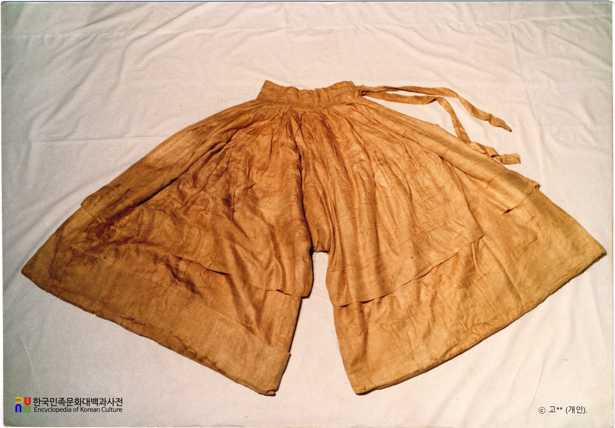 김덕원 묘 출토 의복 일괄 중 너른바지