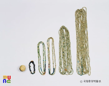 익산 왕궁리 오층석탑 마카오 슬롯 머신 중 청동요령, 유리구슬