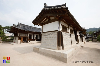서울 제기동 해풍부원군 윤택영 재실 안채 정측면