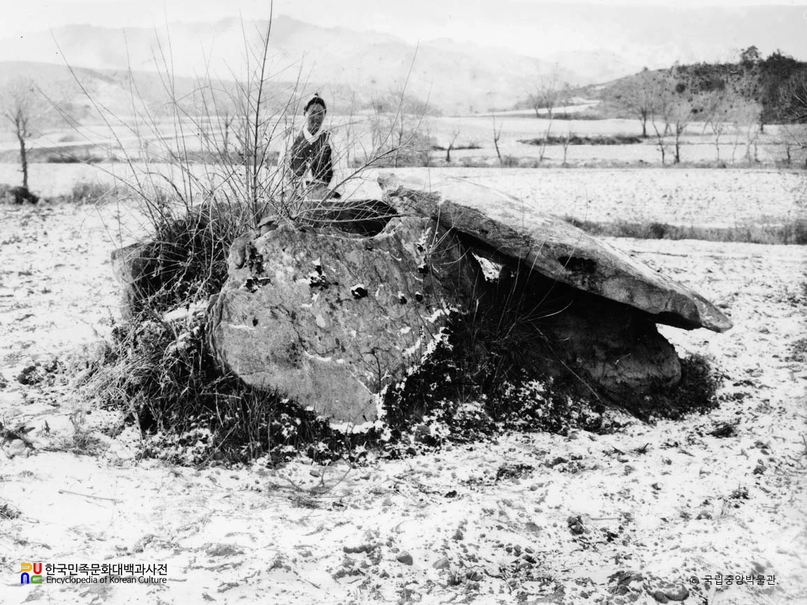 신계 군량리 고인돌 정면