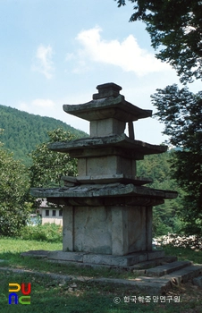 김제 귀신사 석탑 정측면