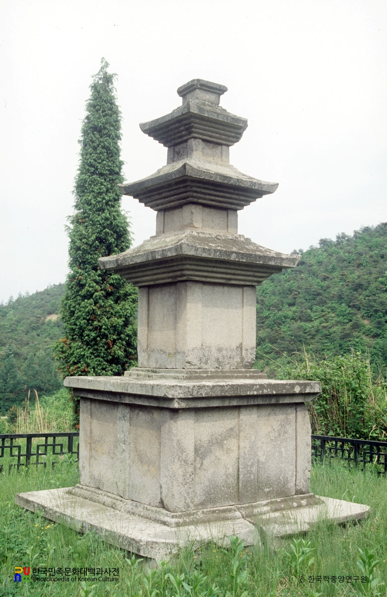 경주 남사리 삼층석탑 전경