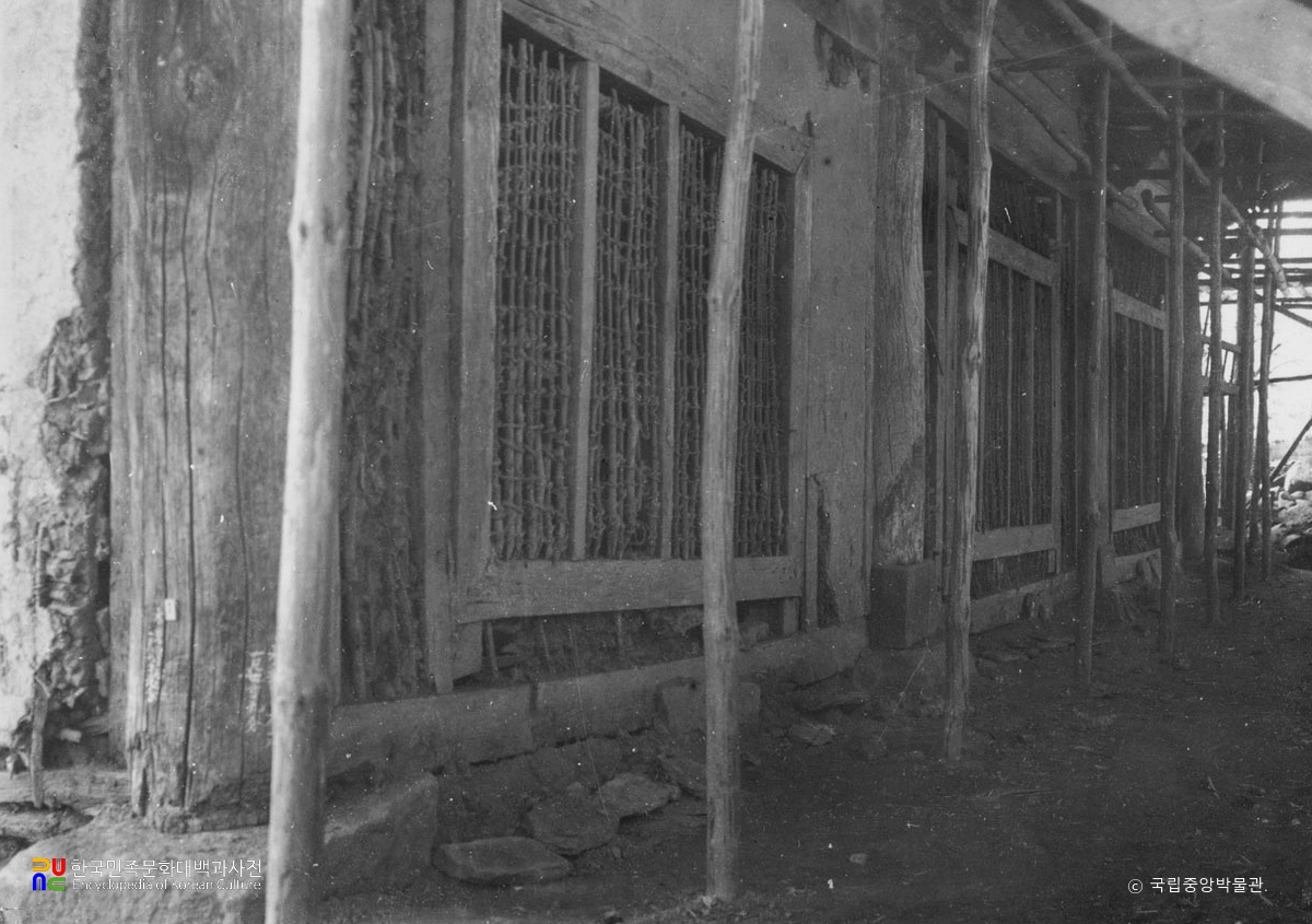 예산 수덕사 대웅전 측면