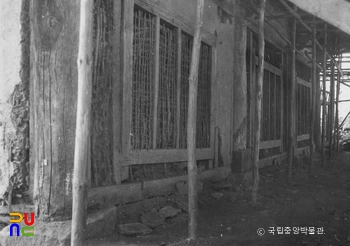 예산 수덕사 대웅전 측면