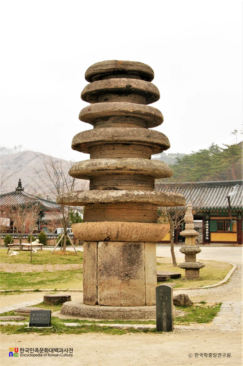 화순 운주사 원형 다층석탑