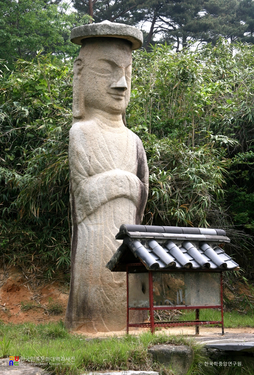 용화사 미륵불 입상