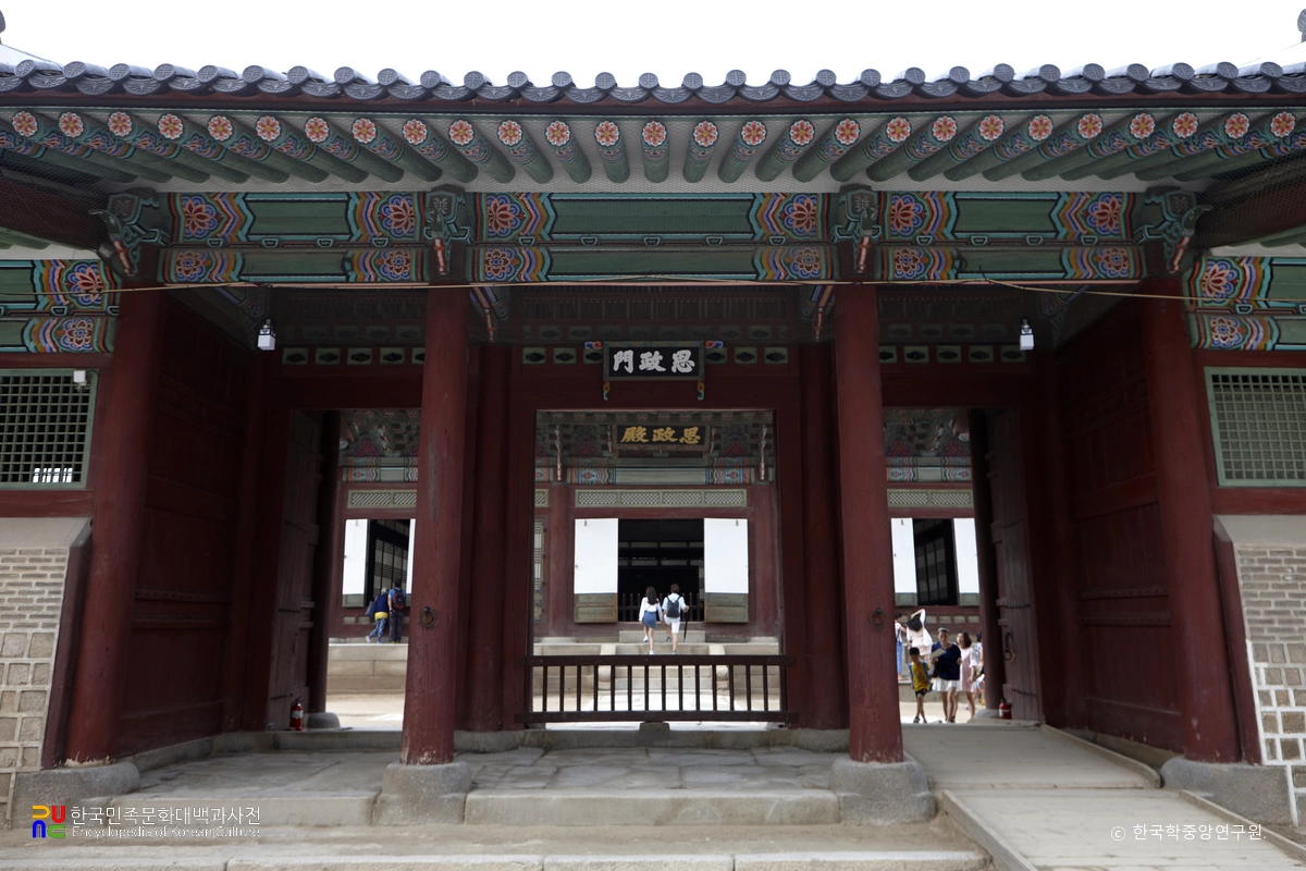 서울 경복궁 중 사정문 정면