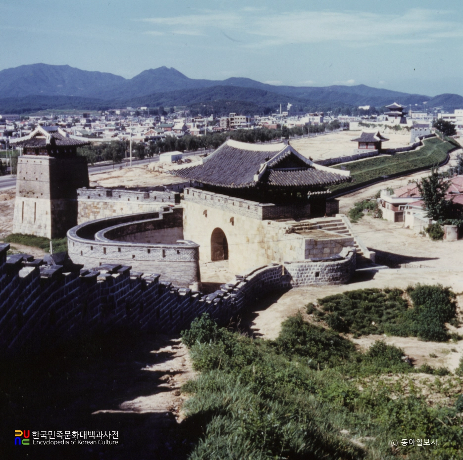 수원 화성 화서문과 서북공심돈 정측면