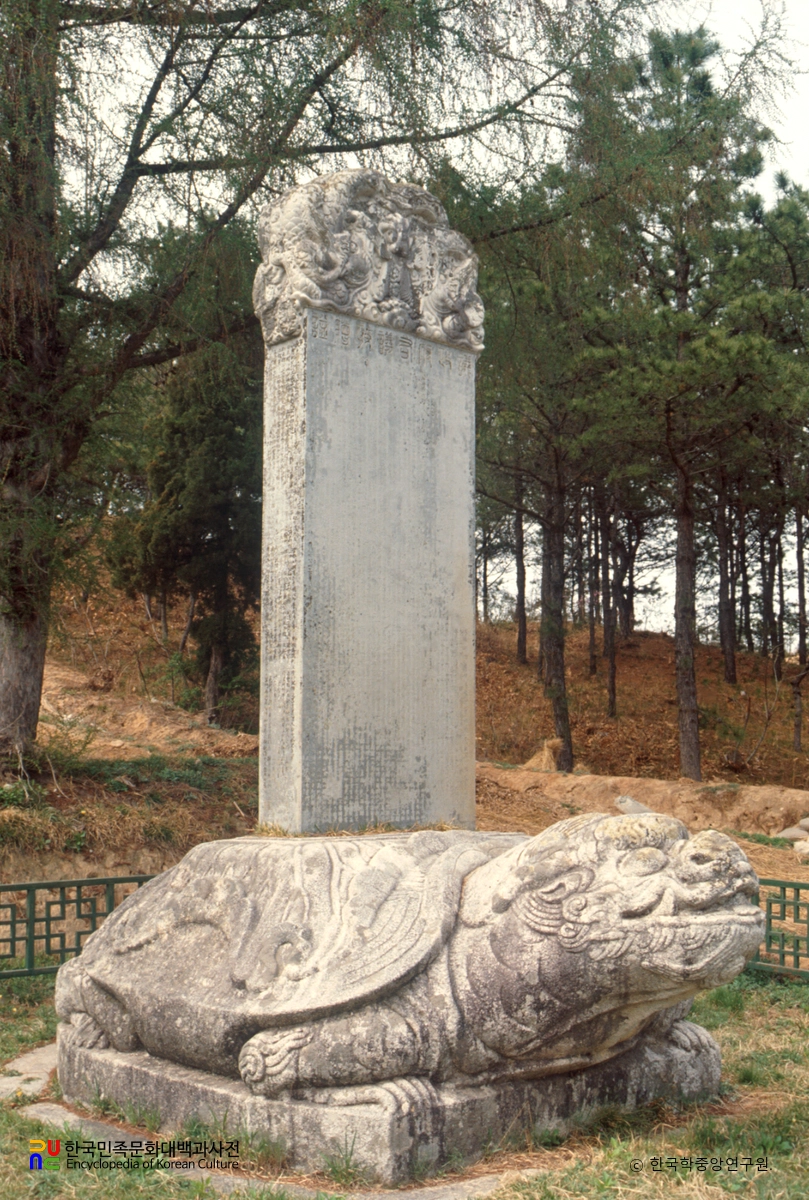 여주 이완 신도비 측면