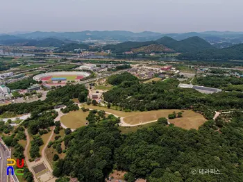 공주송산리고분군 동면 전경