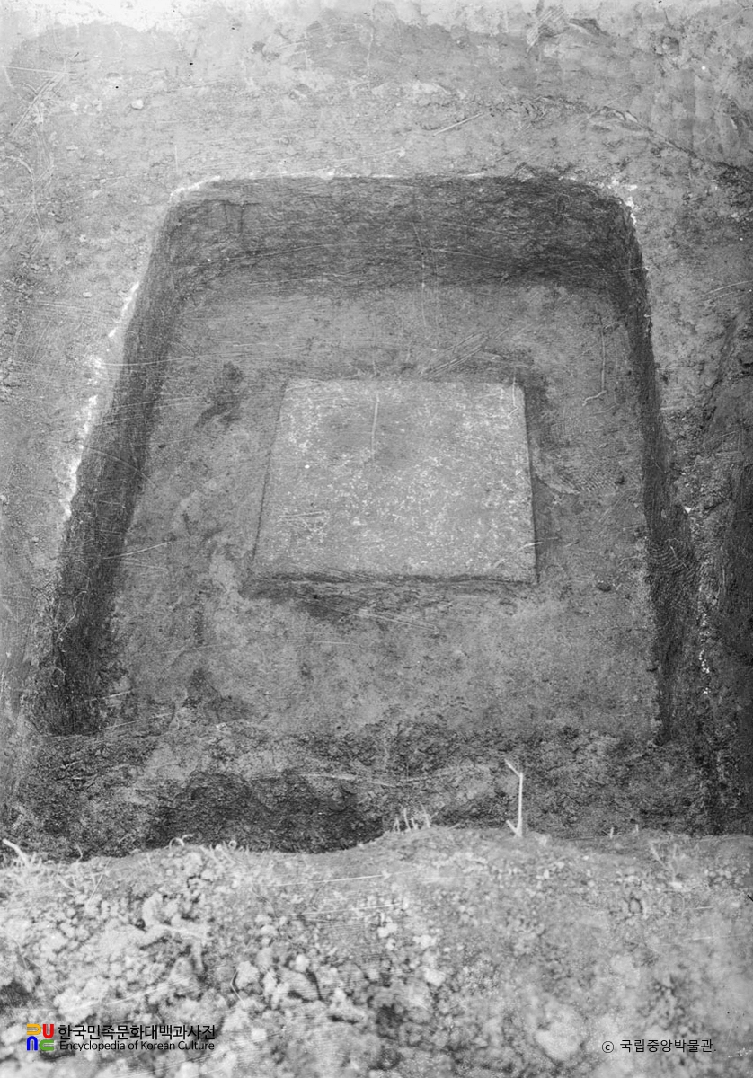 부여 군수리사지 초석 노출 상태