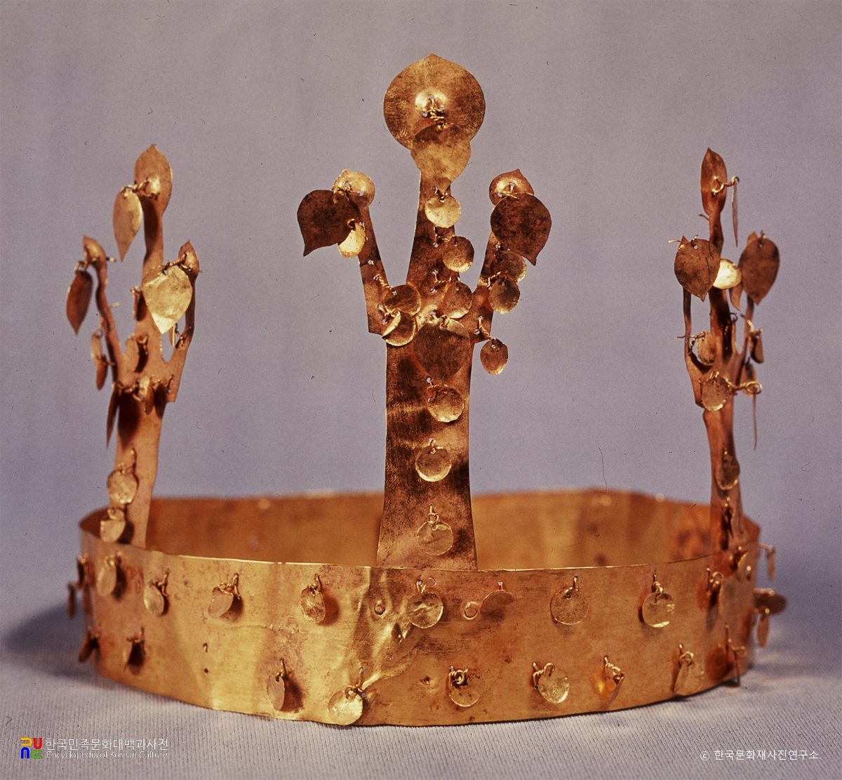 경주 교동 고분 출토 금관