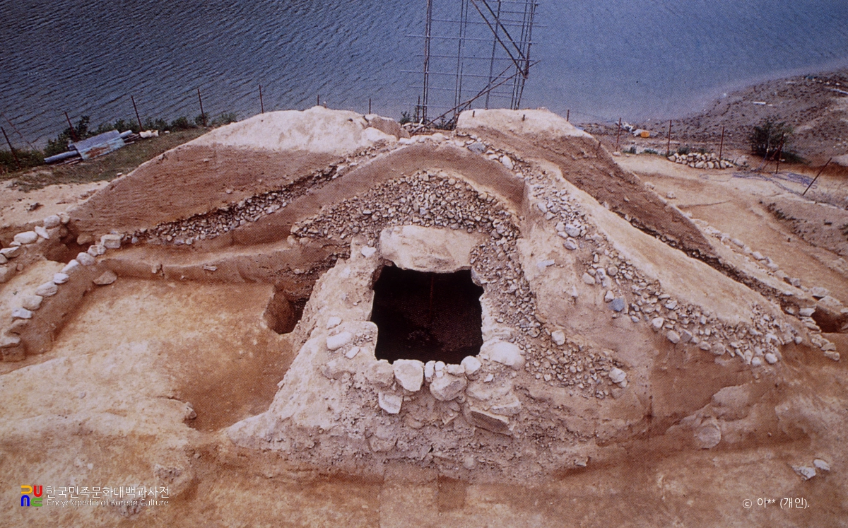 포항 영일 냉수리 고분 발굴 전경