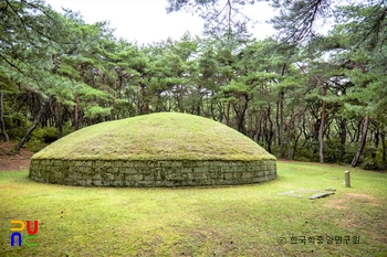 경주 신라 헌강왕릉 우측면