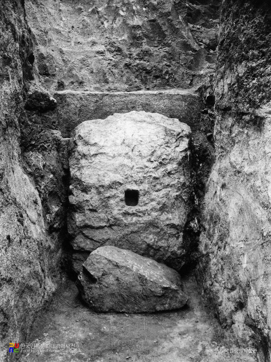 부여 능산리 1호분 연도와 폐쇄석