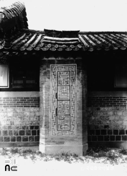 서울 경복궁 중 양의문 동쪽 행각의 굴뚝 정면