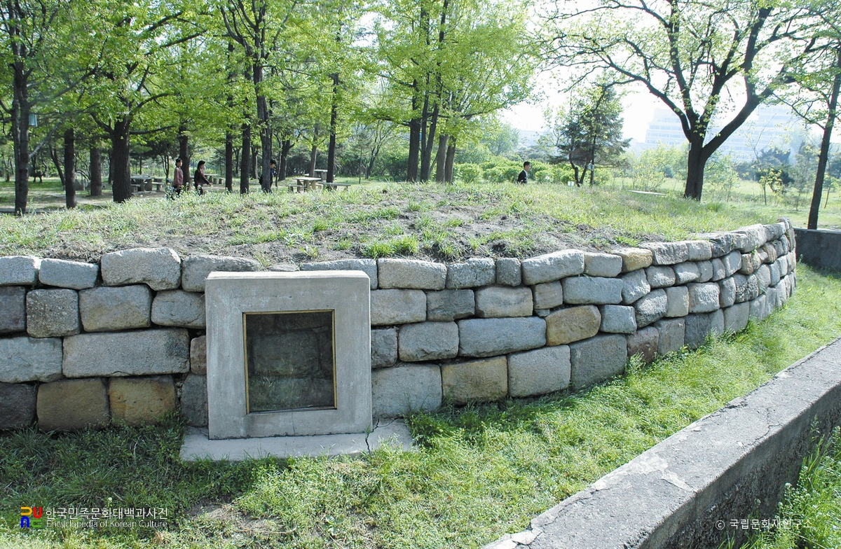 글자 새긴 성돌