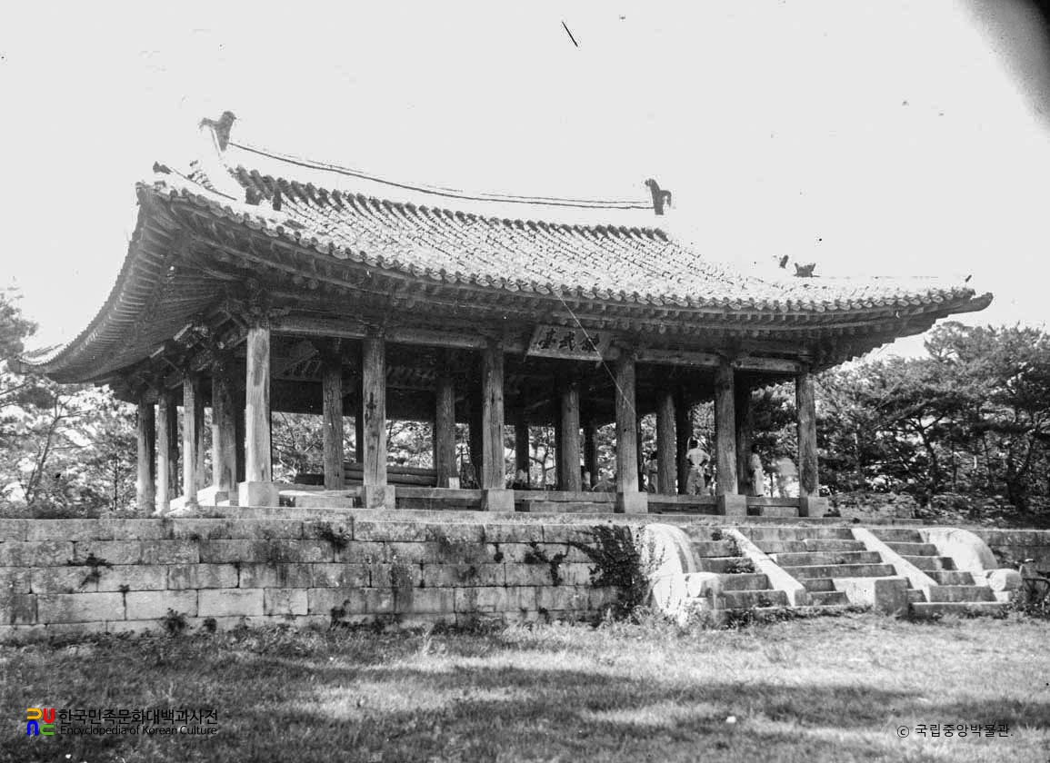 수원 화성 연무대 정측면