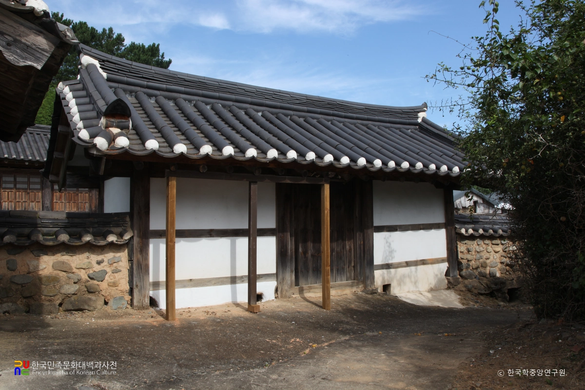 함안 덕연서원 중 대문채 좌측면