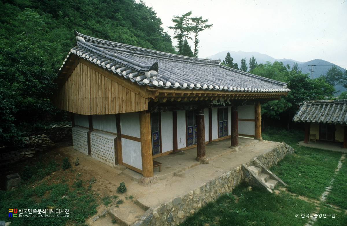 정선향교 대성전 측면