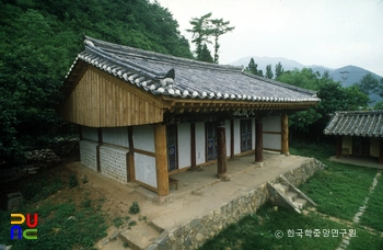 정선향교 대성전 측면