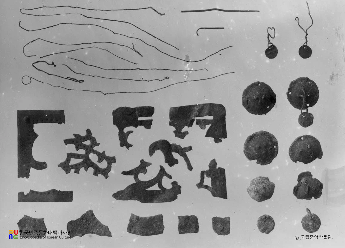 평안남도 대동군 금사총 금사 금동장식편 투조과대편